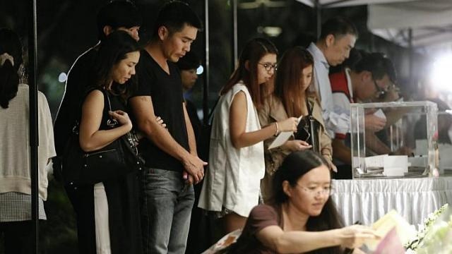 Dù trời đã tối, nhiều người dân Singapore tiếp tục đổ về dinh Istana để viết những lời chia buồn, cuối cùng lên những cánh thiệp, tưởng nhớ cựu Thủ tướng Lý Quang Diệu.