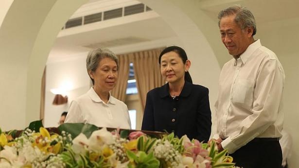 Bộ trưởng Quốc phòng Ng Eng Hen cùng phu nhân tỏ lòng thành kính trước linh cữu ông Lý Quang Diệu