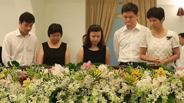 Bộ trưởng Bộ Phát triển Xã hội và Gia đình Chan Chung Sing (thứ hai từ phải sang) và Bộ trưởng Bộ Luật pháp và Giáo dục Indranee Rajah (phải) cũng tới viếng cựu Thủ tướng và chia buồn cùng gia đình.