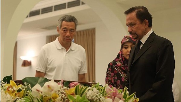 Quốc vương Brunei cùng phu nhân đã nhanh chóng tới Singapore để nói lời vĩnh biệt cựu Thủ tướng Lý Quang Diệu.