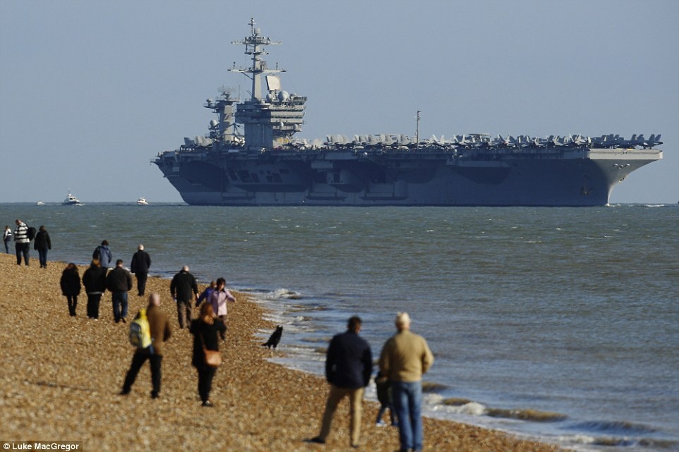 Dan Anh tap trung ben bo bien xem tau san bay khong lo hinh anh