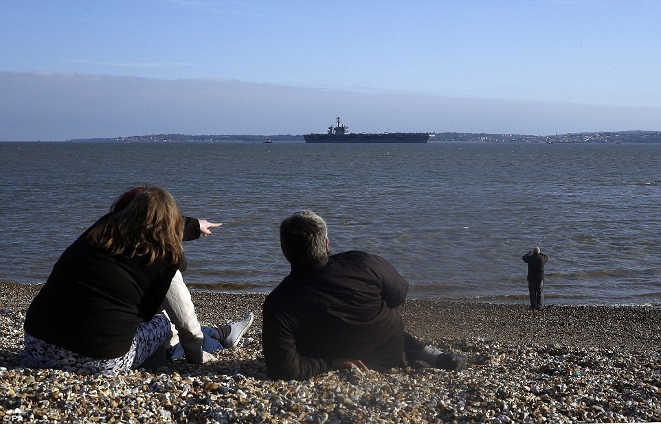 Brian và Jacqui Rodgers, 30 tuổi, đi từ Dorset đến vịnh Stokers để ngắm con tàu. “Chúng tôi rất ấn tượng trước con tàu. Nó trông giống một người khổng lồ đang ngủ say”, ông Rodgers chia sẻ. 