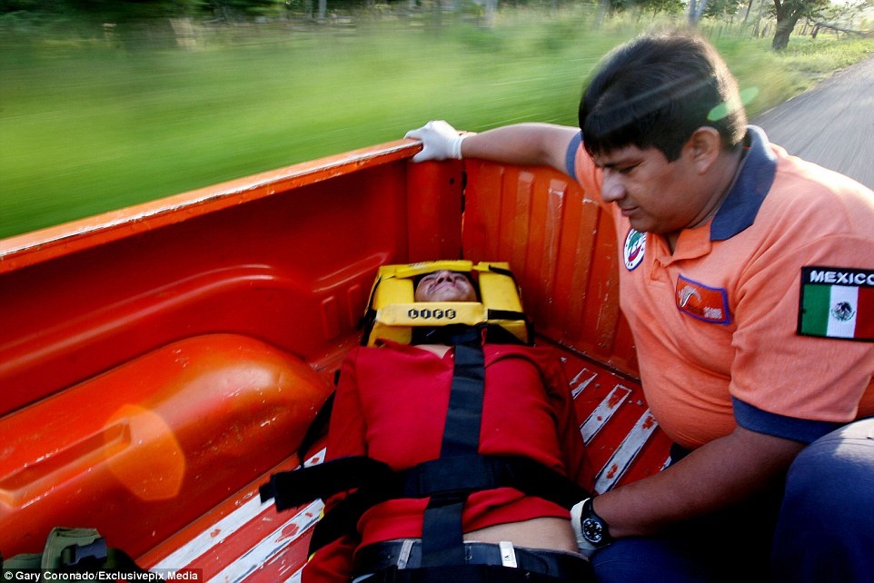 Nhân viên y tế Mexico đưa một thanh niên đến bệnh viện điều trị các vết thương do anh nhảy khỏi một đoàn tàu cao tốc. Sự việc xảy ra gần thành phố Tabasco.