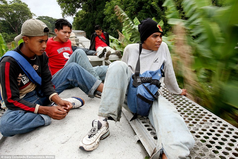 Những thiếu niên đến từ Trung Mỹ ngồi trên nóc một đoàn tàu cao tốc để đến biên giới Mexico và Mỹ. Một quan chức biên phòng Mexico nói: 