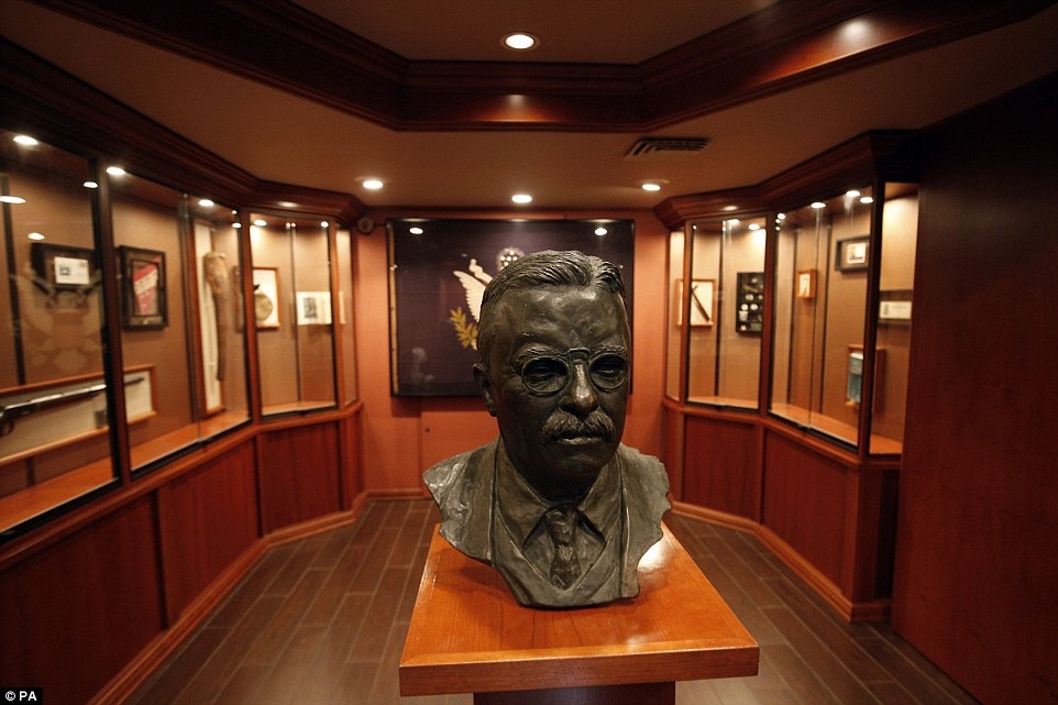 Tượng của tổng thống Theodore Roosevelt (nhiệm kỳ 1910 - 1909) đặt trong bảo tàng trên tàu sân bay lấy tên ông. Tàu còn mang biệt danh 