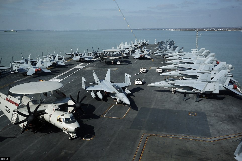 Các máy bay đậu trên tàu sân bay USS Theodore Roosevelt. Đây là một trong 10 hàng không mẫu hạm lớp Nimitz của hải quân Mỹ.