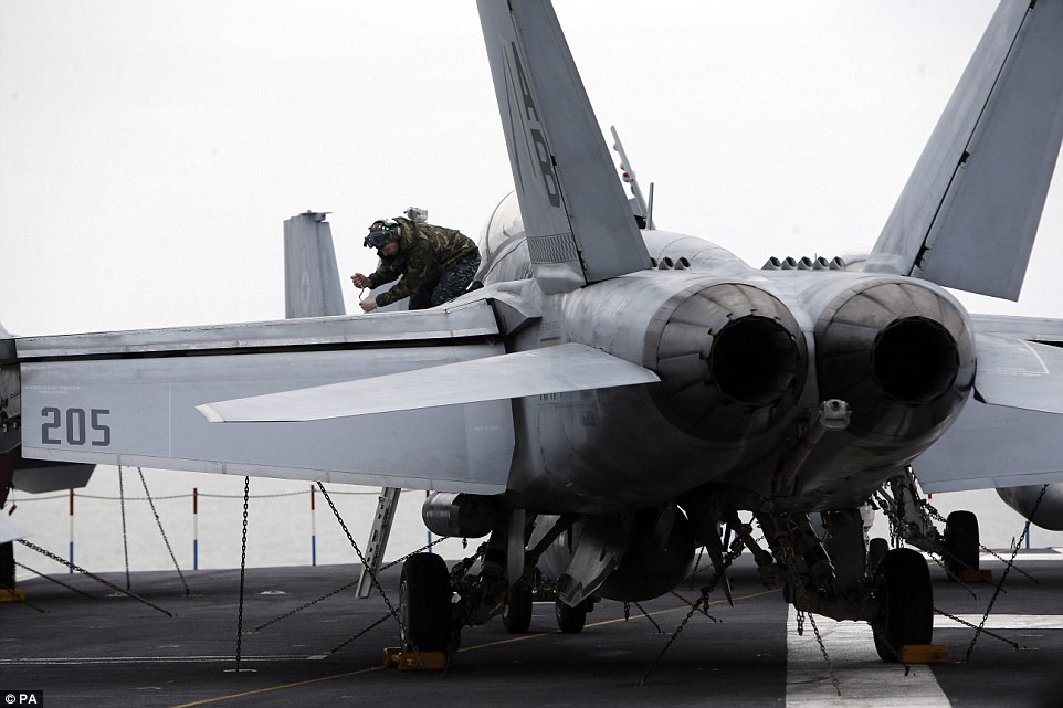  Tàu USS Theodore Roosevelt chở khoảng 5.600 người gồm 3.200 thủy thủ và 2.480 phi công. Không giống như các tàu thuộc Hoàng gia Anh, hải quân Mỹ không cho phép quân nhân uống rượu trong lúc làm nhiệm vụ trên tàu.