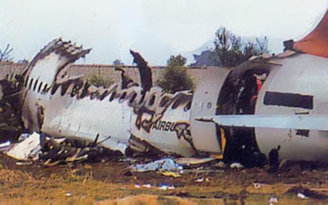 Tháng 2/ 1990: Chuyến bay 605 của hãng Indian Airlines, chở 146 hành khách bị rơi khi đang hạ cánh xuống Sân bay Bangalore, khiến 88 hành khách và 4 thành viên phi hành đoàn thiệt mạng