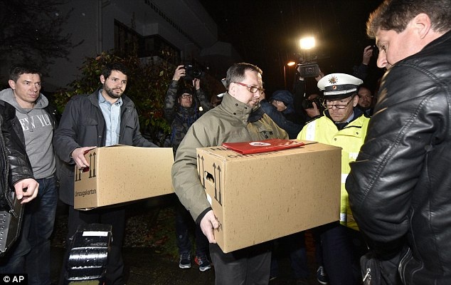 Nhà điều tra Đức thu giữ nhiều vật dụng trong quá trình khám xét nhà riêng của cơ phó chuyến bay 4U9525. Ảnh: AP