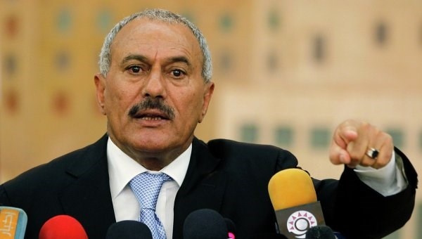 Cựu Tổng thống Yemen Ali Abdullah Saleh giành quyền lãnh đạo đất nước bằng hành động quân sự.