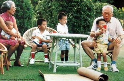 Ông Lý và vợ chơi cùng các cháu nội, ngoại trong bức ảnh chụp năm 1989 (Ảnh: Lee family