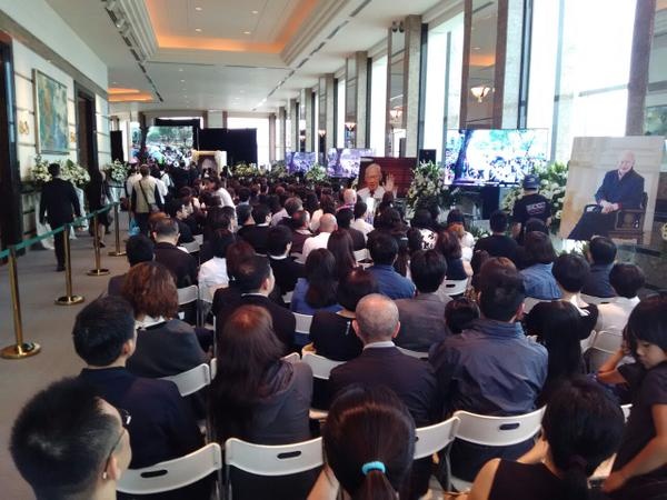 Người dân Singapore theo dõi lễ quốc tang qua truyền hình trực tiếp. Ảnh: Twitter