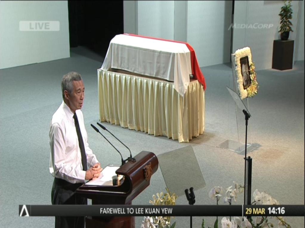 Ông Lý Hiển Long đọc điếu văn tại bên cạnh quan tài đặt thi thể ông Lý Quang Diệu. Ảnh: Twitter