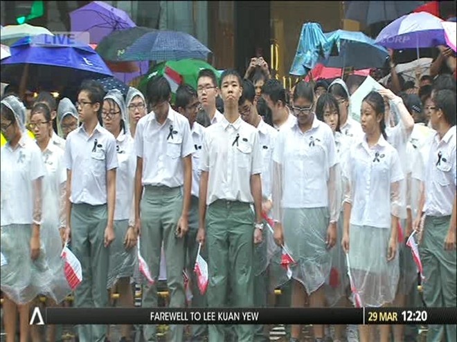 Dan Singapore ho vang ten ong Ly Quang Dieu trong quoc tang hinh anh