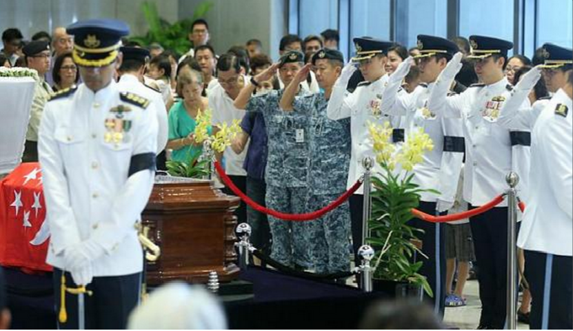 Người thân cùng quan chức chính phủ kính cẩn trước linh cữu ông Lý Quang Diệu. 