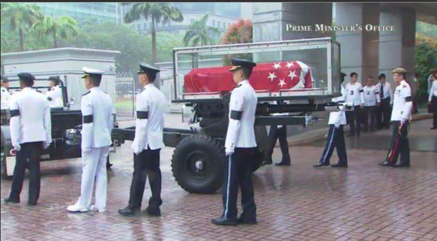 Linh cữu ông Lý Quang Diệu được đặt lên xe pháo. 