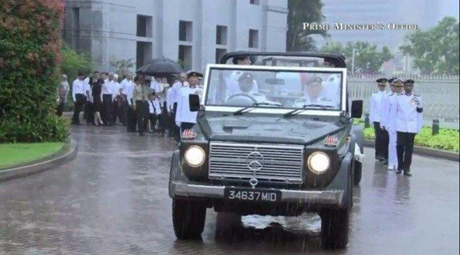 Đoàn xe chở linh cữu cố thủ tướng Singapore tiến về phía cổng tòa nhà Quốc hội. 