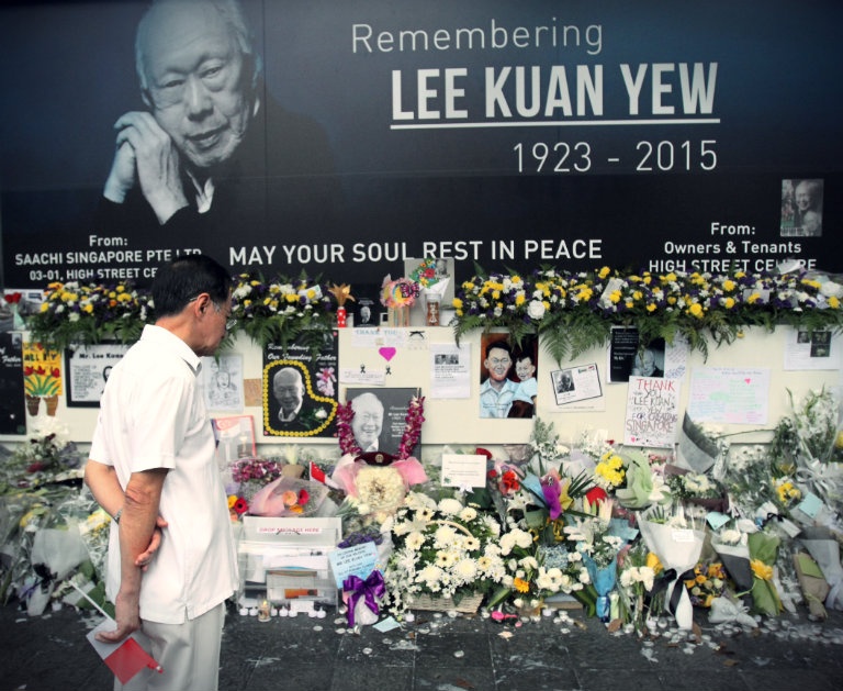 Sau một tuần quốc tang, hoạt động viếng ở tòa quốc hội đã khép lại. Tuy nhiên, 18 địa điểm viếng cộng đồng ở khắp quốc đảo này vẫn được mở cửa cho đến khi tang lễ quốc gia kết thúc.