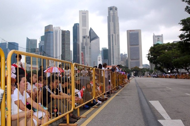 Từ sáng sớm ngày 29/3, dòng người đã đổ về khắp tuyến phố trung tâm của Singapore để dự tang lễ cố Thủ tướng Lý Quang Diệu. 