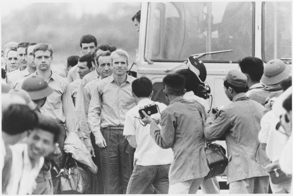 Ông John McCain, thượng nghị sĩ uy tín ở Mỹ, là một trong những tù binh được thả tự do trong đợt tháng 3/1973. ẢNh: DoD