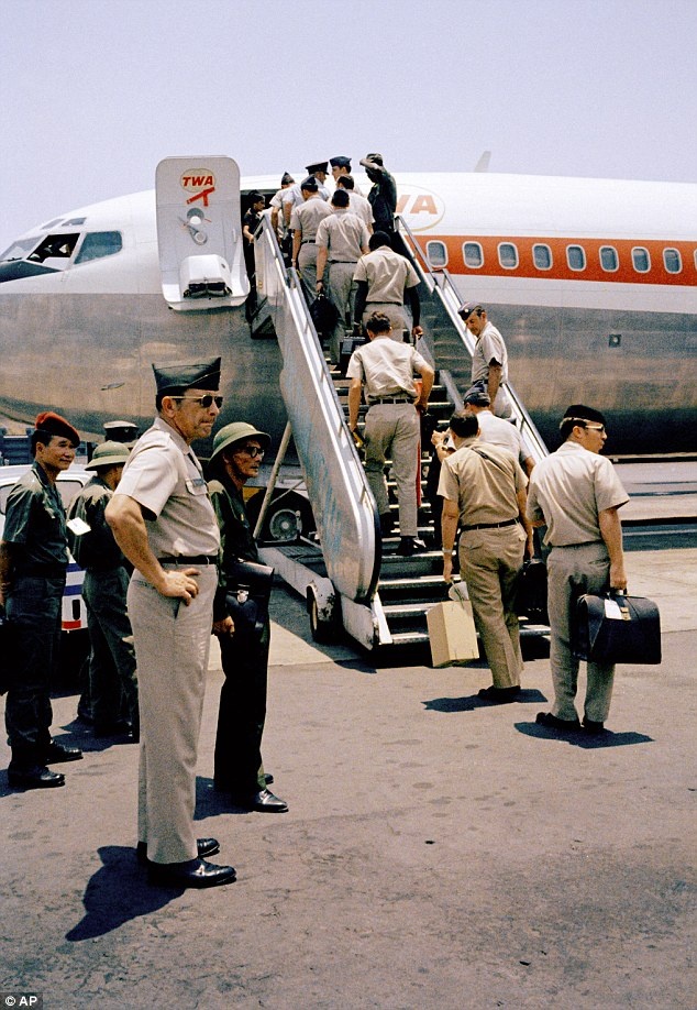 Binh sĩ Mỹ xếp hàng lời máy bay rời Sài Gòn, dưới sự chứng kiến của đại diện quân sự từ chính quyền miền bắc Việt Nam. Ảnh: AP