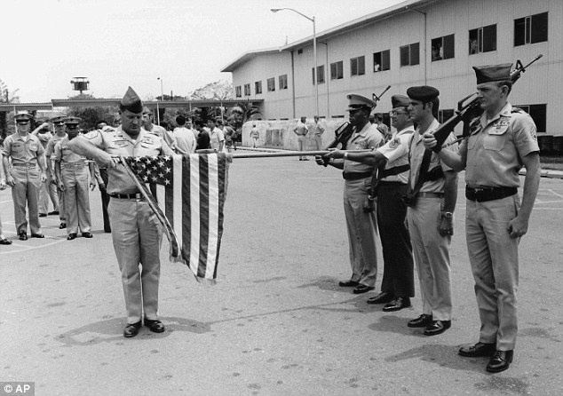 Ngày 29/3/1973, quân đội Mỹ chính thức cuộn quốc kỳ tại Sài Gòn, đánh dấu kết thúc cho chiến dịch can thiệp quân sự trực tiếp vào miền nam Việt Nam. Ảnh: AP