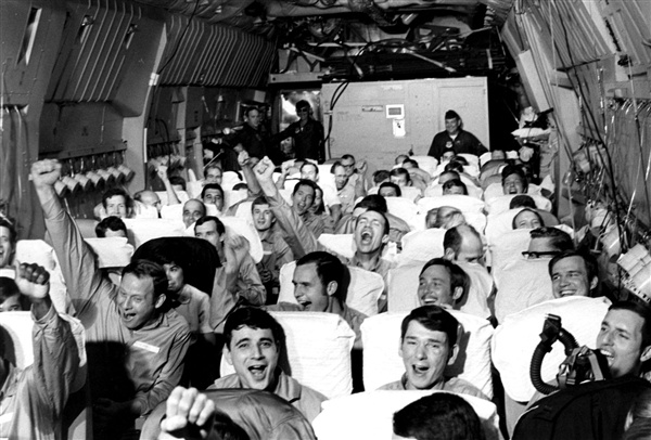 Lính Mỹ hân hoan khi trở về Mỹ trong chuyến bay cất cánh ngày 12/2/1973 từ Hà Nội. Ảnh: DoD