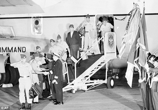 55 lính Mỹ cuối cùng rời Việt Nam trên máy bay C-141 của Không quân Mỹ. Họ được chào đón ở căn cứ không quân Travis (Mỹ) ngày 30/3/1973. Ảnh: AP