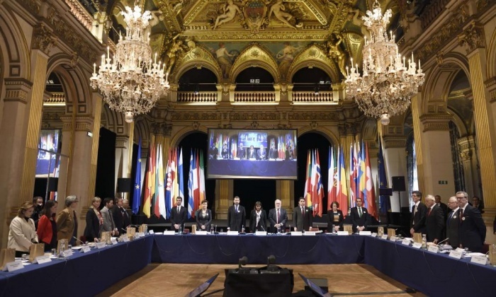 Thị trưởng Paris Anne Hidalgo và các thị trưởng những thành phố châu Âu khác dành một phút mặc niệm để tưởng nhớ các nạn nhân. Ảnh: AFP