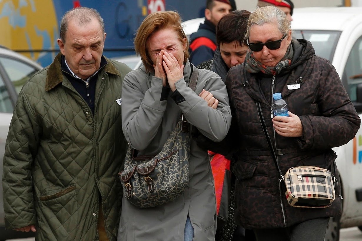 Gia đình của các nạn nhân trên chuyến bay 4U9525 đến sân bay El Prat tại thành phố Barcelona để nhận thông tin từ hãng bay và chính quyền. Họ không cầm được nước mắt sau khi hay tin dữ. Ảnh: Reuters