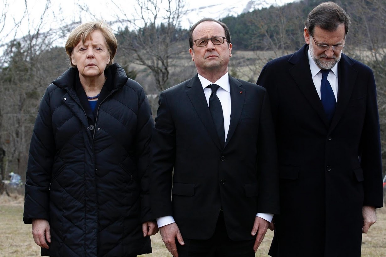 Các lãnh đạo châu Âu đến hiện trường vụ tai nạn để chỉ đạo công tác tìm kiếm và tưởng niệm nạn nhân. Từ trái qua: Thủ tướng Đức Angela Merkel, Tổng thống Pháp Francois Hollande và Thủ tướng Tây Ban Nha Mariano Rajoy. Ảnh: Reuters