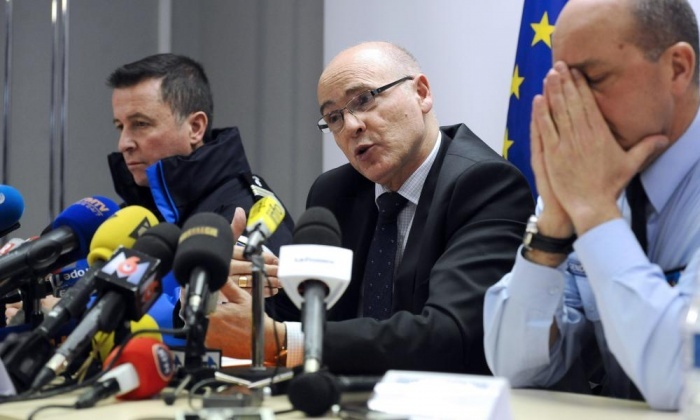 Trong cuộc họp báo ngày 26/3, thị trưởng thành phố Marseille, ông Brice Robin, công bố tin chấn động khi cho biết cơ phó trên chuyến bay là người điều khiển phi cơ lao xuống núi Alps. Thông tin về hành động tự sát của cơ phó Andreas Lubitz do nhà điều tra đưa ra sau khi nghiên cứu hộp đen máy bay. Bộ ghi âm đã ghi lại những tiếng động từ nỗ lực phá cửa của cơ trưởng sau khi ông bị nhốt bên ngoài vì cơ phó đã khóa cửa buồng lái. Ảnh: AFP