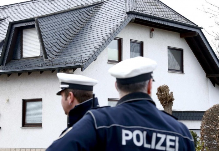 Cảnh sát Đức canh gác bên ngoài ngôi nhà của bố, mẹ viên cơ phó tại thành phố Montabaur. Cơ phó Andreas Lubitz  sau đó bị phát hiện đang bị trầm cảm và phải điều trị kéo dài. Ảnh: Reuters