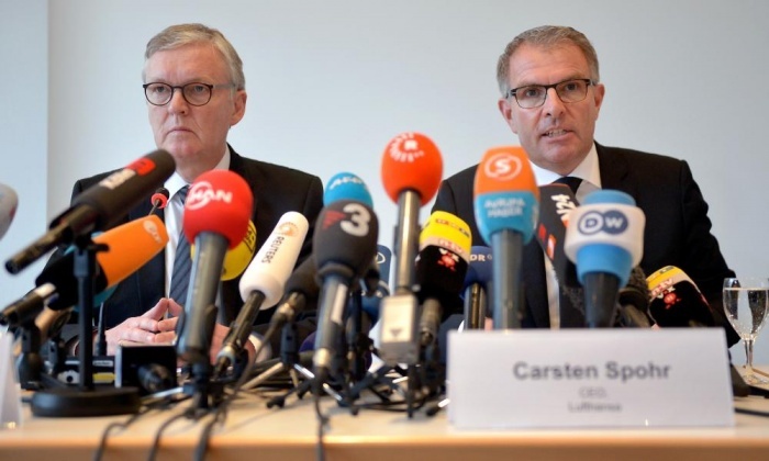 Trong cuộc họp báo đêm 24/3, giám đốc điều hành hãng Germanwings, Thomas Winkelmann, cho biết máy bay rơi sau khi giảm tốc độ đột ngột từ 38.000 feet (hơn 11.580 m) xuống hơn 6.000 feet (hơn 1.880 m) chỉ trong 8 phút. Ảnh: AFP