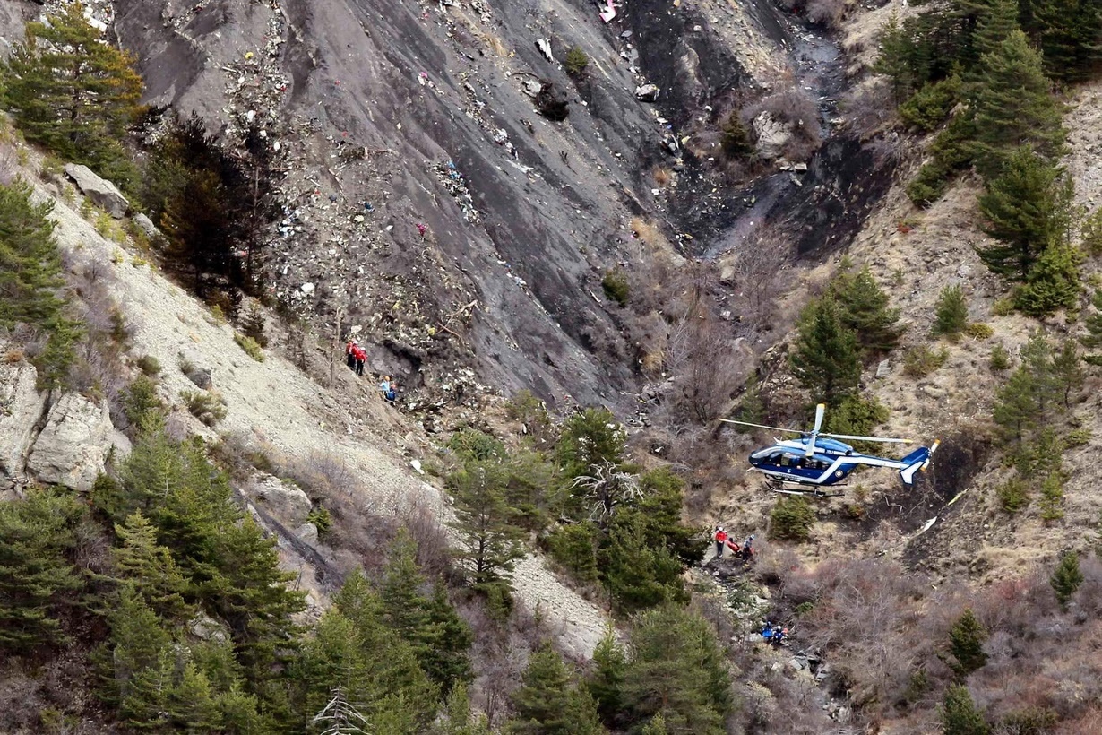 4U9525 rơi ở vùng hẻo lánh trên núi Alps, địa hình dốc và không có đường bộ để lên. Do vậy, trong những ngày đầu, đội cứu hộ chỉ có thể tiếp cận hiện trường bằng trực thăng. Song song đó, nhiều nhóm cứu hộ khác đi từ đường bộ để tiếp cận hiện trường. Ảnh: Reuters