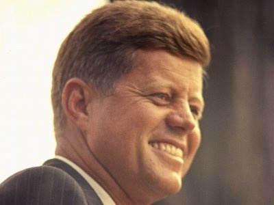  158 là chỉ số IQ của tổng thống thứ 35 John Fitzgerald Kennedy. Kennedy tốt nghiệp Đại học Harvard vào năm 1940 và gia nhập Hải quân ngay sau đó. Ông được bầu làm tổng thống vào năm 1960 và có câu nói nổi tiếng: “Đừng hỏi đất nước có thể làm gì cho bạn, mà hãy hỏi bạn đã làm gì cho đất nước”.  Trên cương vị người đứng đầu Mỹ, Kennedy đã thành công trong việc thực hiện các chương trình tài chính giúp thúc đẩy sự phát triển nền kinh tế, đồng thời thúc đẩy luật dân sự nhằm nâng cao quyền bình đẳng. Kennedy bị ám sát vào năm 1963, chỉ 3 năm sau khi nắm quyền. 