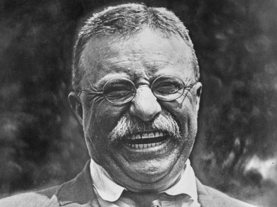 Tổng thống thứ 26 của Mỹ Theodore Roosevelt, Jr. Có chỉ số IQ là 149. Ông từng là thống đốc tiểu bang New York, nhà sử học, nhà tự nhiên học, nhà phát minh trước khi trở thành người đứng đầu nước Mỹ. Năm 1901, khi Tổng thống William McKinley bị ám sát, Roosevelt trở thành tổng thống thứ 26 của Mỹ ở tuổi 42 và là ông chủ Nhà Trắng trẻ tuổi nhất trong lịch sử Mỹ.