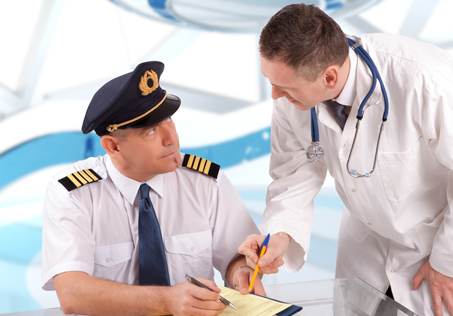 Cac hang hang khong giam sat benh cua phi cong the nao? hinh anh