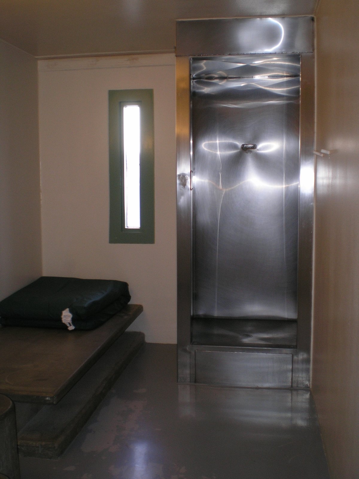 Một buồng giam tại nhà tù ADX. Hơn 40 tiểu bang ở Mỹ đều tuyên bố đầu tư xây nhà tù 