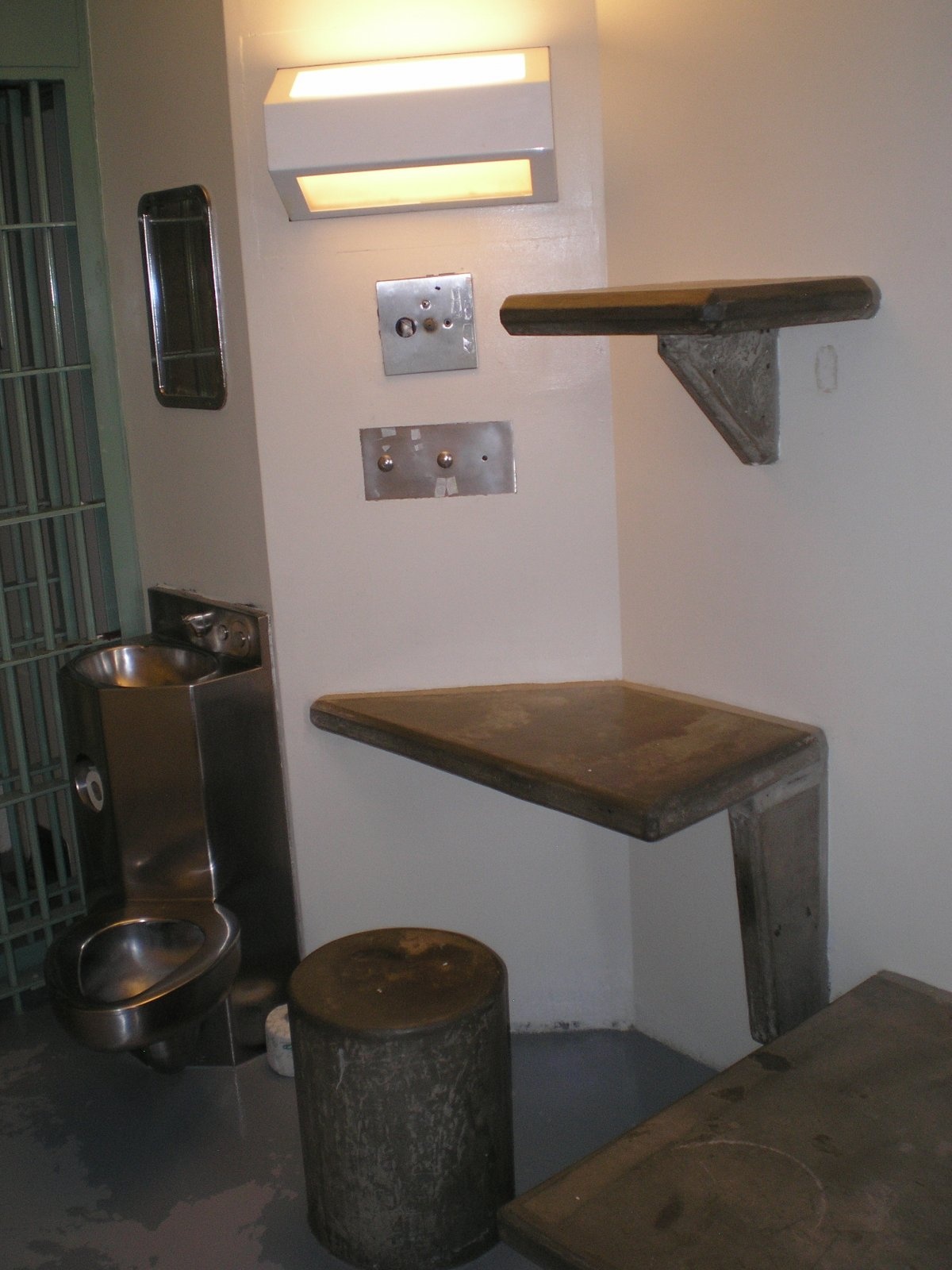 Góc để đi vệ sinh và sinh hoạt trong phòng của tù nhân giam tại nhà tù ADX. Mỗi ngày, các tù nhân tại ADX trải qua gần 23 tiếng trong phòng giam. 