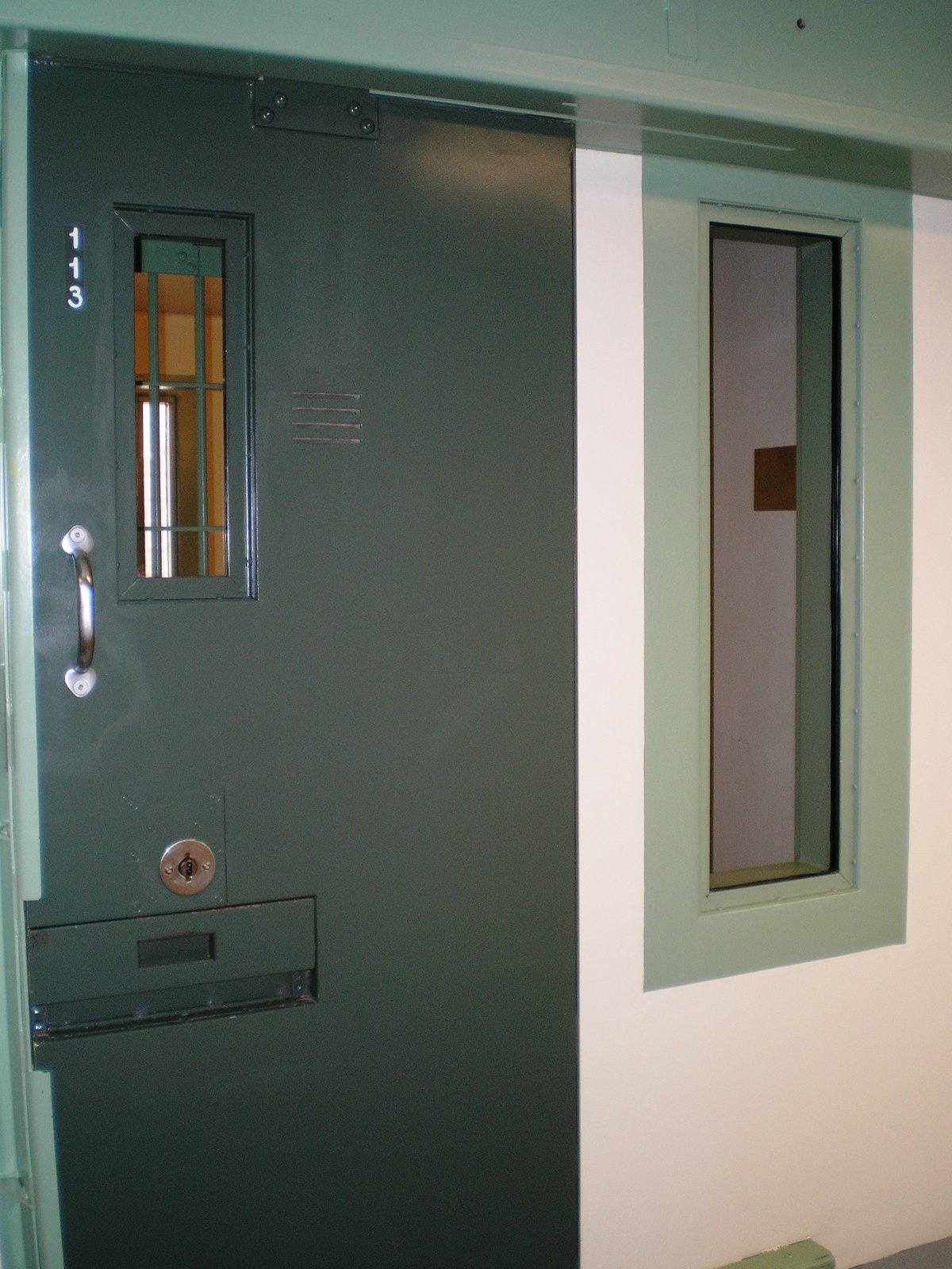 Khu vực biệt giam đối với những tù nhân vi phạm luật lệ nhà tù. Đây là một trong những nơi kín đáo nhất ADX. Các cánh cửa ở đây không lắp chấn song.