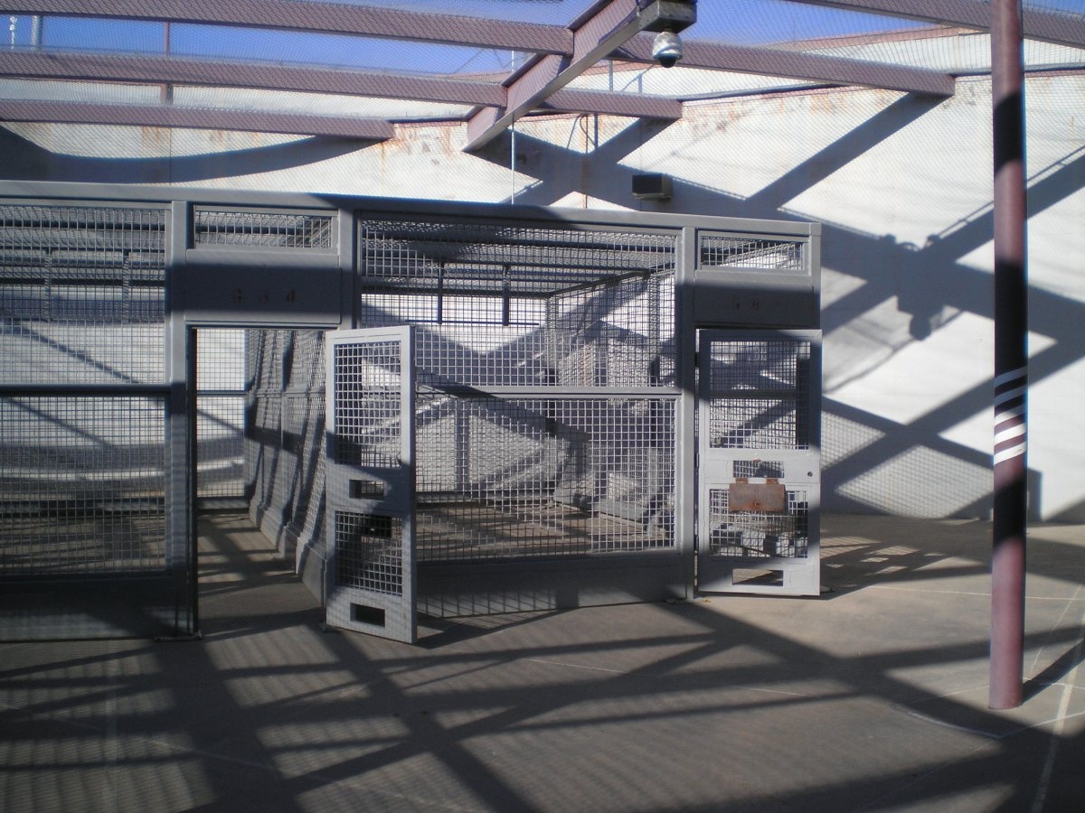  Ban quản lý nhà tù cho phép các tù nhân ra ngoài trời tập thể dục hoặc gặp gỡ để trò chuyện với nhau trong 10 tiếng/tuần. Tất cả các hoạt động đều diễn ra trong lồng sắt này.