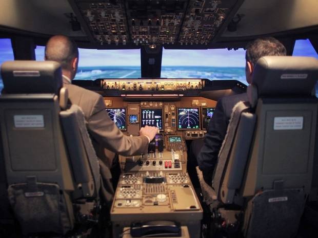 Phi công là nghề đối mặt với nhiều áp lực và căng thẳng. Tuy nhiên, họ luôn cố giấu những rắc rối tâm lý của mình. Ảnh: Independent