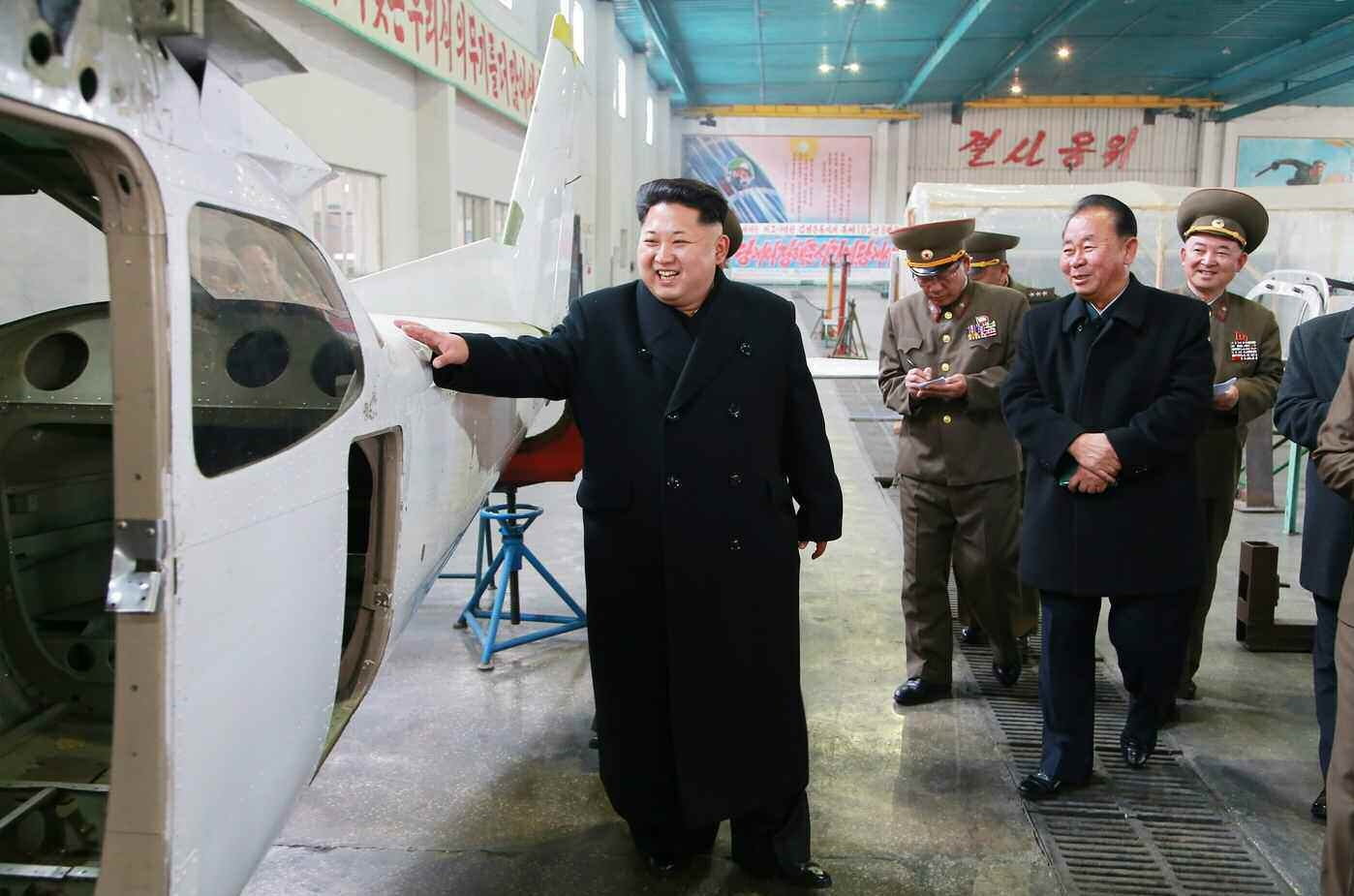 Báo Rodong Sinmun cho biết Triều Tiên đang tự sản xuất các máy bay hạng nhẹ, dựa trên hai mẫu thiết kế máy bay của nước ngoài. Ông Kim Jong Un lần đầu đến thăm cơ sở này vào tháng 8/2014, nhưng thông tấn Triều Tiên khi đó không đăng hình ảnh về các phi cơ.
