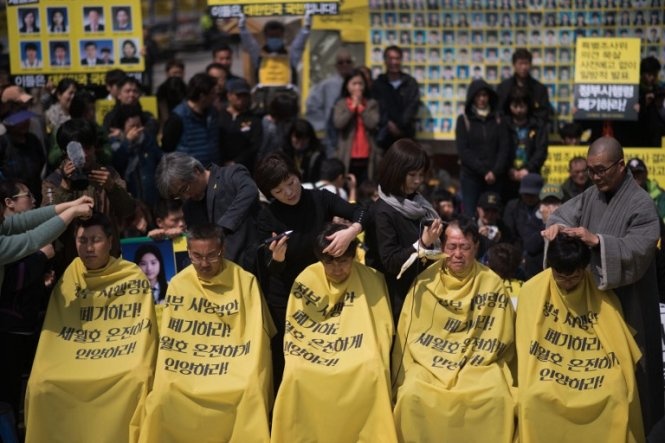 Cao dau tap the de ep chinh phu dieu tra vu tau Sewol chim hinh anh