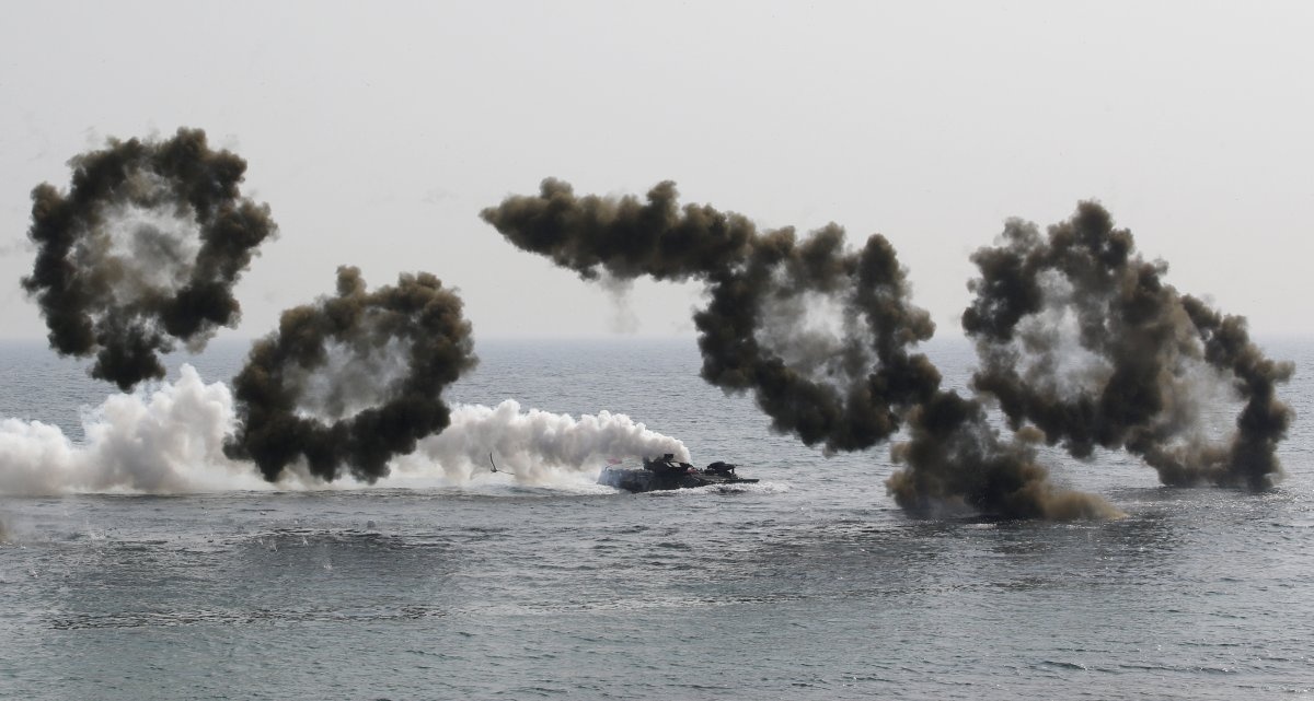 Một xe đổ bộ tấn công Hàn Quốc chạy vào bờ trong cuộc tập trận chung Hàn - Mỹ vào ngày 30/3 tại Pohang, miền nam Seoul. Tập trận 