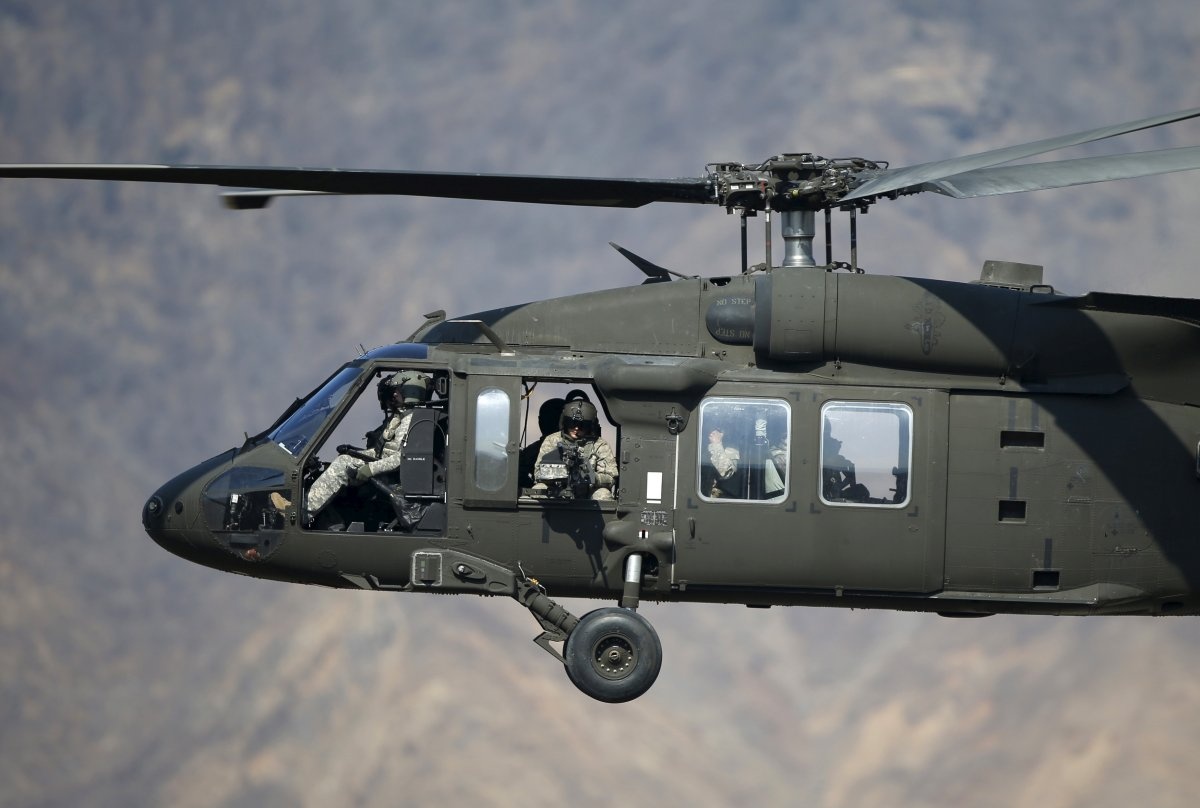 Trực thăng Black Hawk của Lục quân Mỹ chở các binh sĩ tham gia tập trận bắn đạn thật tại Pocheon ngày 25/3.