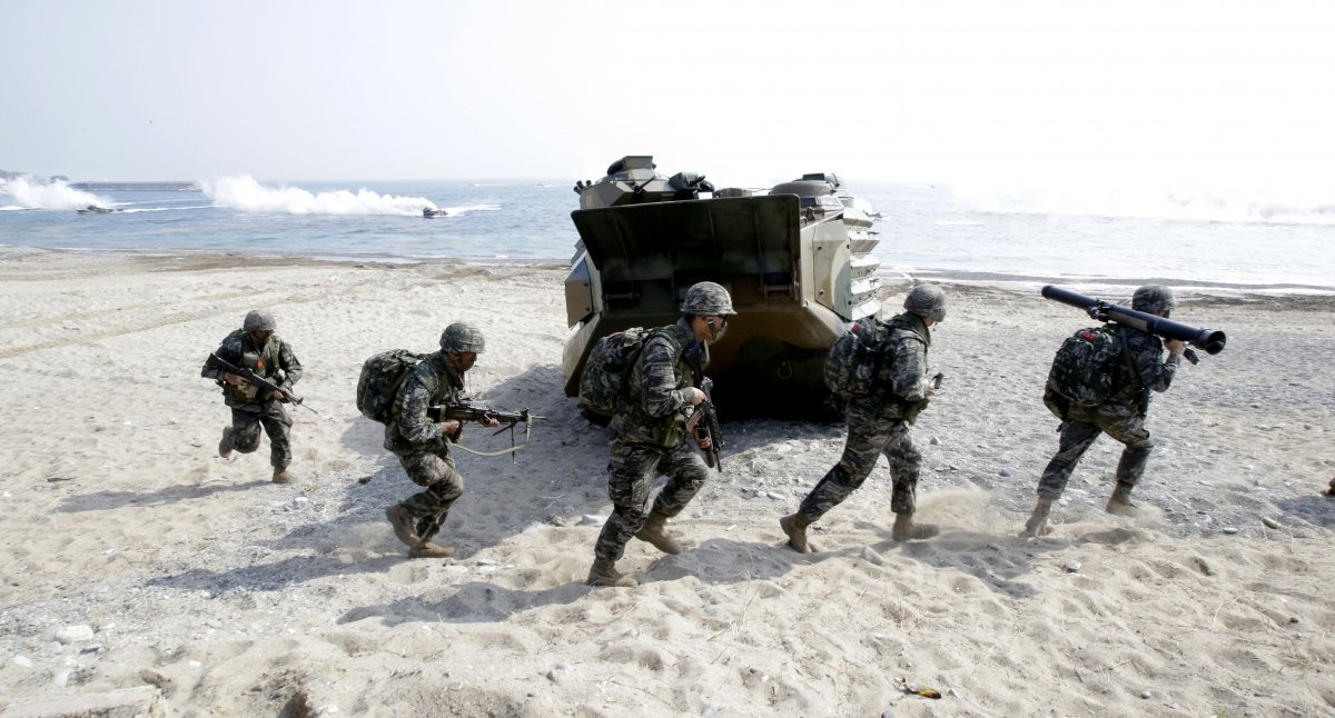 Binh sĩ Hàn Quốc rời xe đổ bộ và tiến về địa điểm tập trận trên bộ ở Pohang trong cuộc tập trận ngày 30/3.