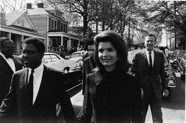 Cựu đệ nhất phu nhân Jacqueline Kennedy cùng dự tang lễ ông King với những nhà hoạt động nhân quyền da đen. Phó tổng thống Hubert Humphrey là một trong những quan chức chính phủ cao cấp dự lễ tang.
