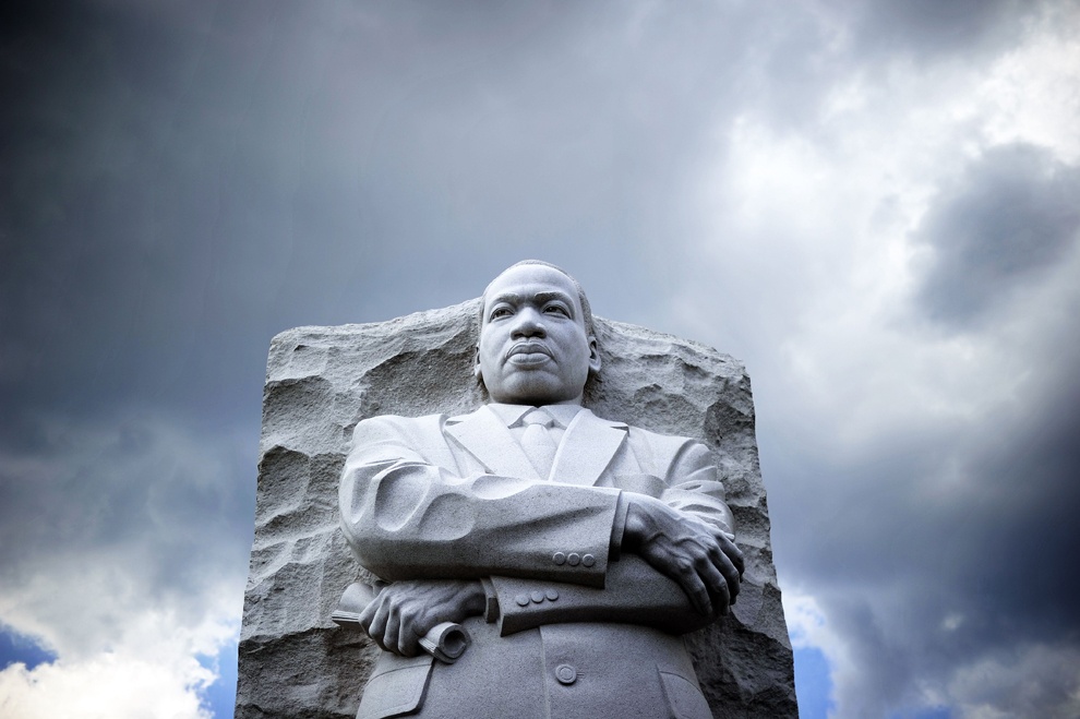 Đài tưởng niệm của mục sư Martin Luther King Jr. ở thủ đô Washington. Chính phủ Mỹ chọn thứ 2 của tuần thứ 3 trong tháng 1 là Ngày Martin Luther King Jr., một ngày lễ chính thức của cả nước, để ghi nhớ những nỗ lực không mệt mỏi của ông trong các cuộc đấu tranh bất bạo động vì quyền lợi nhân dân.